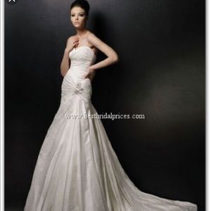 Enzoani Bridal Couture Dress: Size 12 Like new,